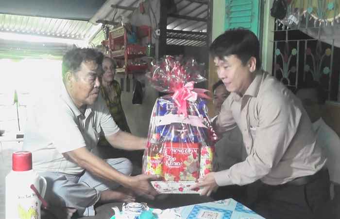 Thạnh Trị thăm, tặng quà gia đình chính sách  